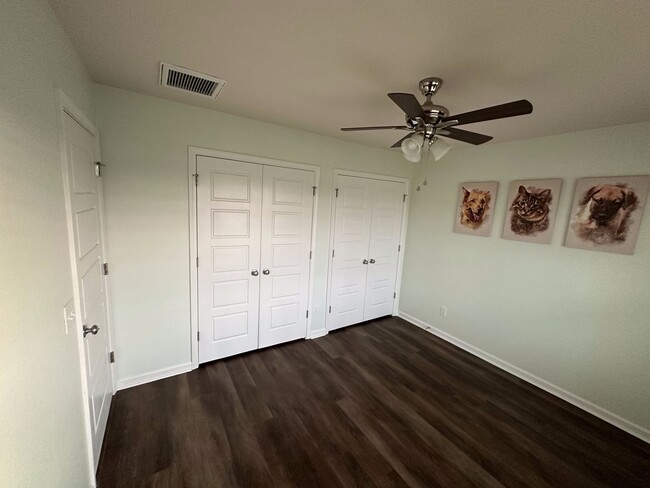 Building Photo - Move in Special  $500.00 off first and sec...