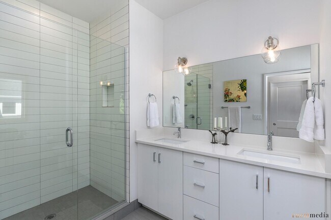 Building Photo - 2038 NE Morgan St