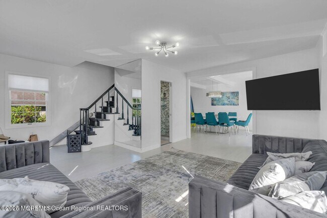 Building Photo - 373 W Park Ave