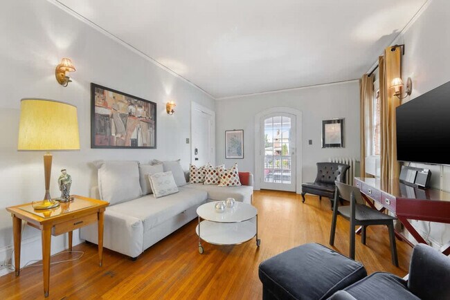 Building Photo - 536 Hawthorne Ln