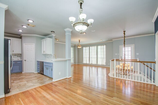 Building Photo - Stunning Three-Bedroom Townhouse Located i...