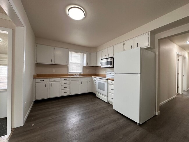 Building Photo - 733 1st St