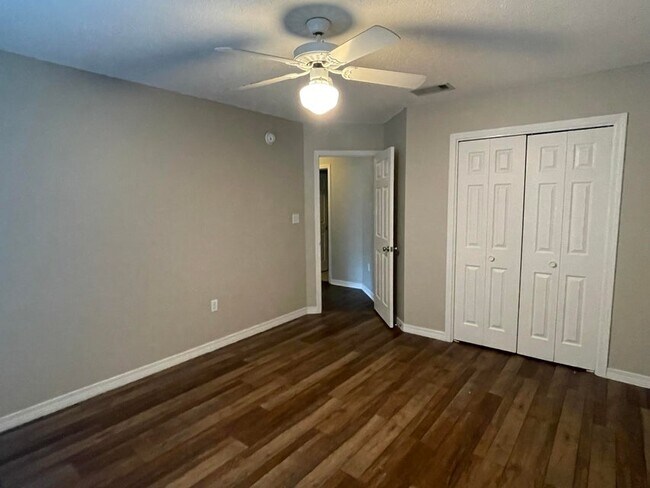 Building Photo - 1144 Troon Dr W