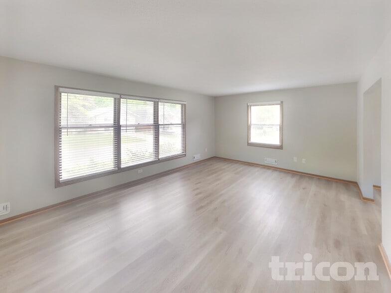 Building Photo - 3301 Skyview Dr