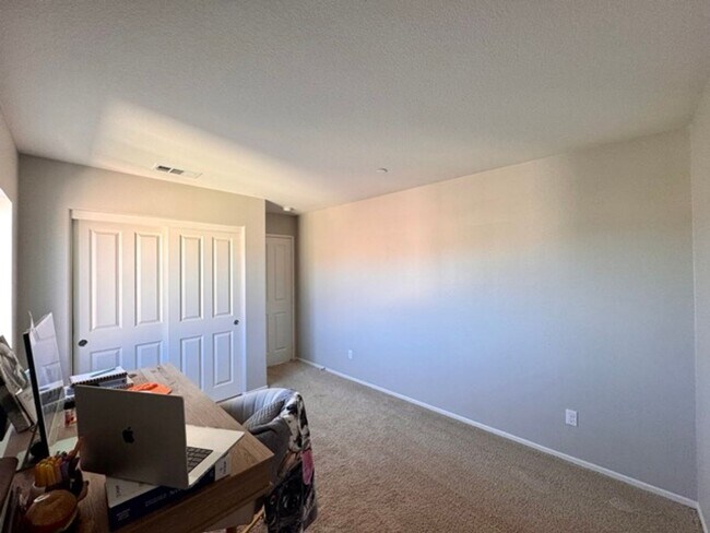 Building Photo - Stunning 4 Bedroom Cul-De-Sac Home with Loft located in Winchester!