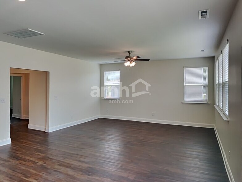 Building Photo - 5211 Valor Dr