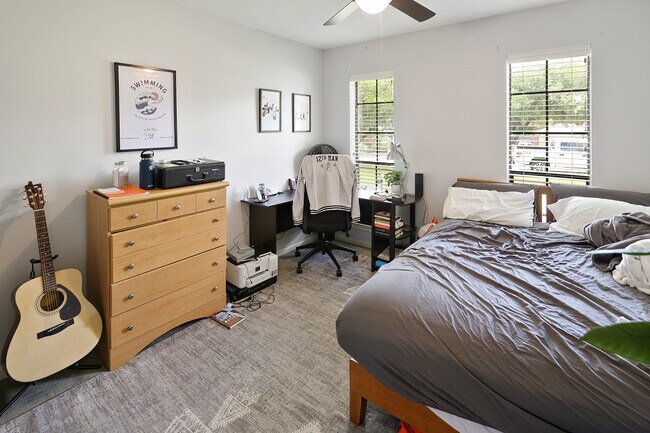 Building Photo - 1406 Angelina Cir