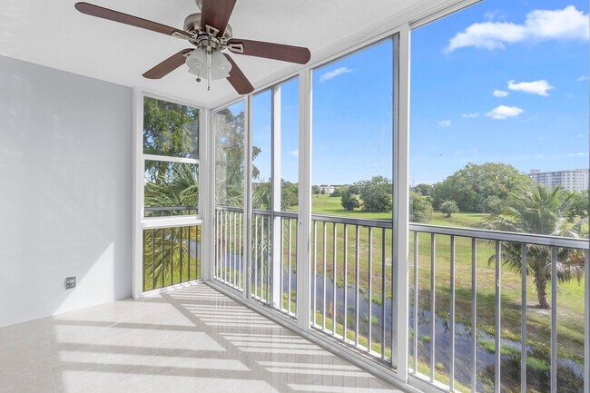 Building Photo - 2901 S Palm Aire Dr