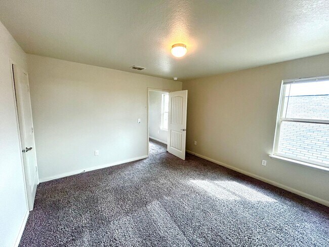 Building Photo - *MOVE IN SPECIAL* Comfort & Convenience – 2-Story Home with Fenced Backyard!