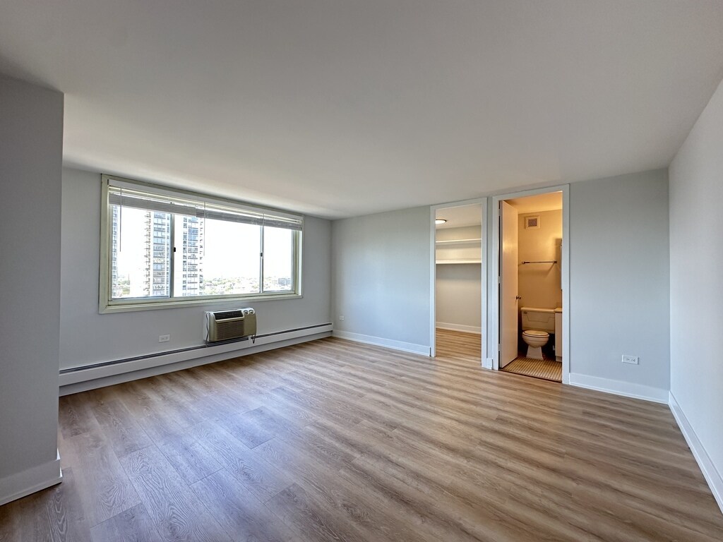 Building Photo - 1349 N Dearborn St