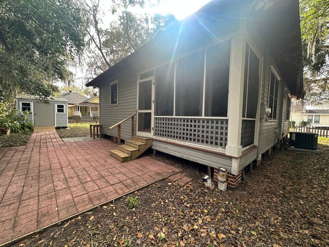 Building Photo - Charming 2 bedroom with fireplace