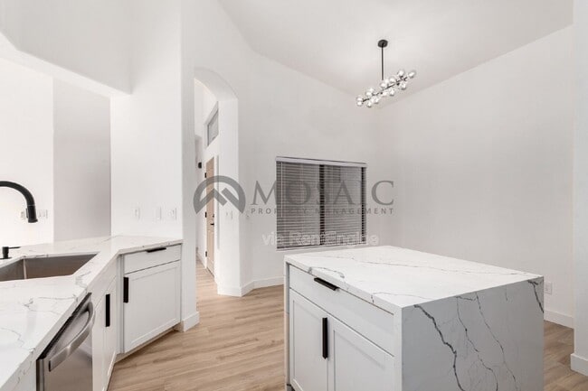 Building Photo - 1567 E Black Diamond Dr