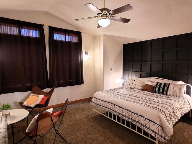 Building Photo - Hank's Hideaway in Sunriver, Furnished, all Utilities Included. Gym access, Hot Tub. 30-day Minim...