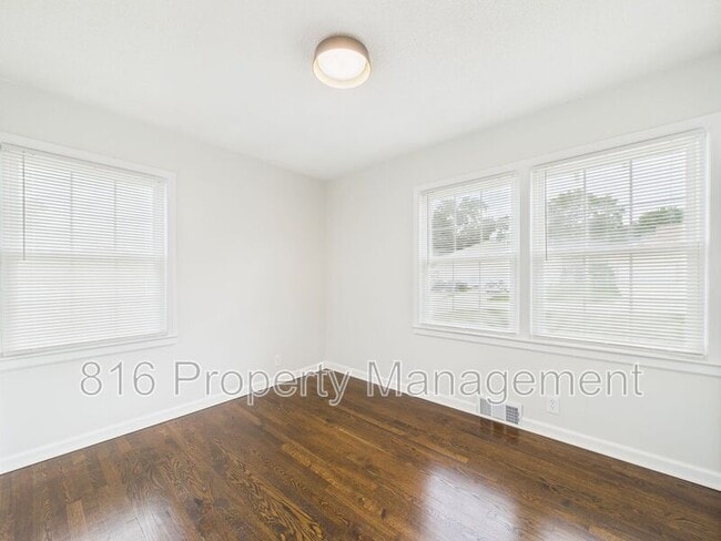Building Photo - 1526 E Sea Ave