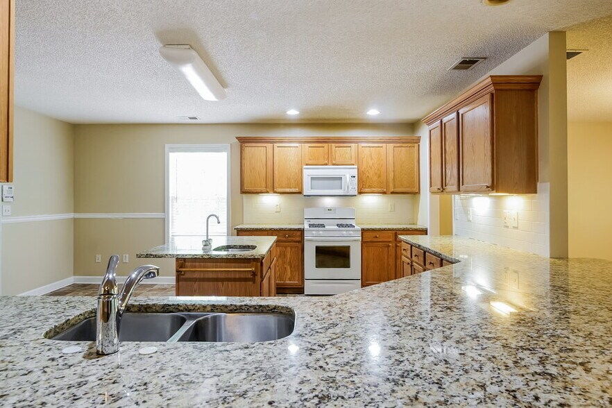 Building Photo - 5191 Memorial Ln SW