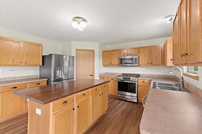 Building Photo - 966 Forest View Way