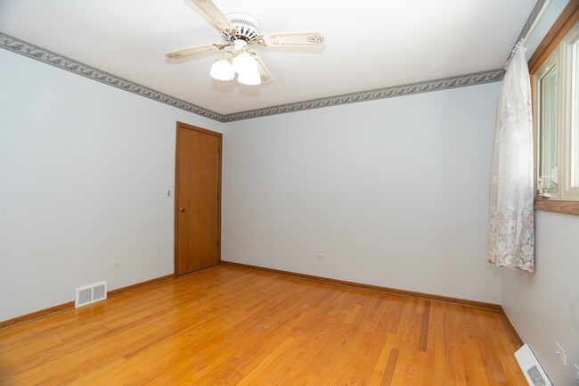 Building Photo - 5712 N Avondale Ave