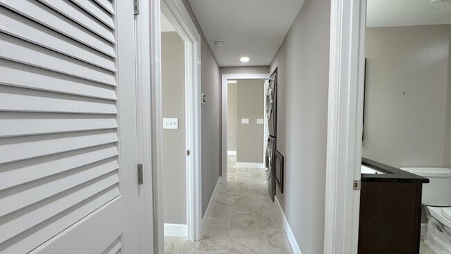 Building Photo - 404 S Beach St