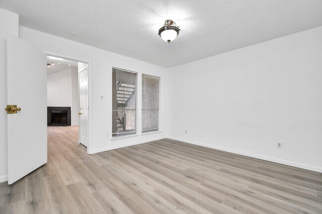 Building Photo - 10855 Meadowglen Ln