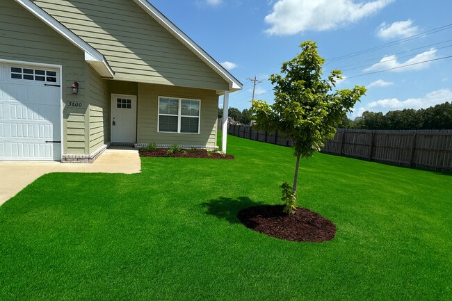 Building Photo - Beautiful 3 Bedroom, 2 Bath Craftsman-Styl...