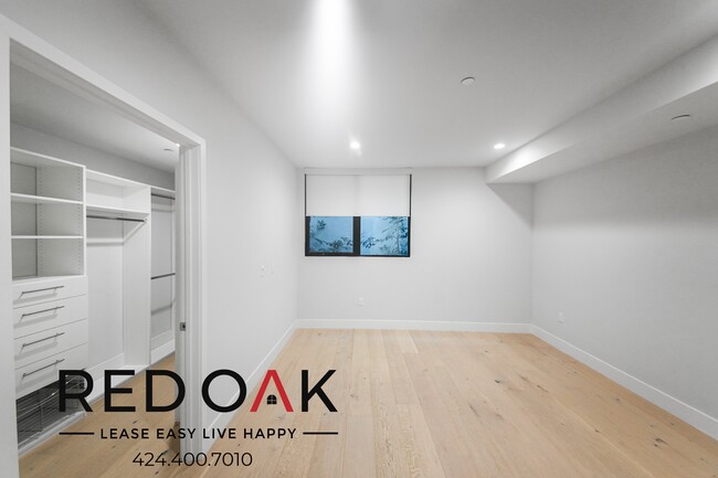 Building Photo - Stunning Two Bedroom with an Expansive Bal...