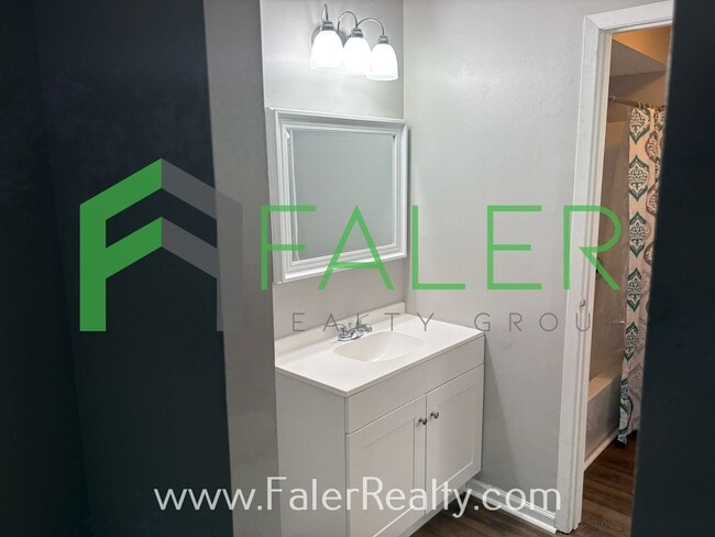 Building Photo - Spacious 2nd Floor Condo