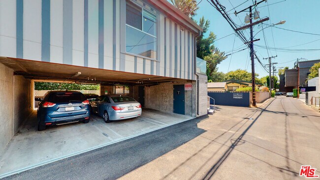 Building Photo - 547 N W Knoll Dr