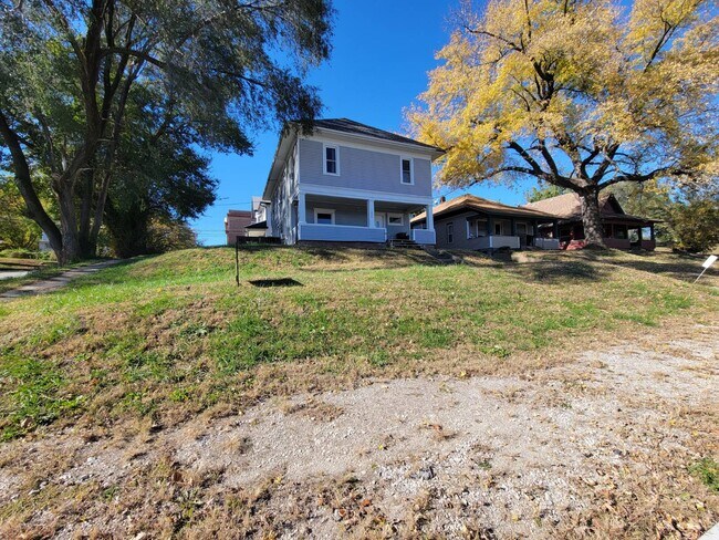 Building Photo - 1020 5th St