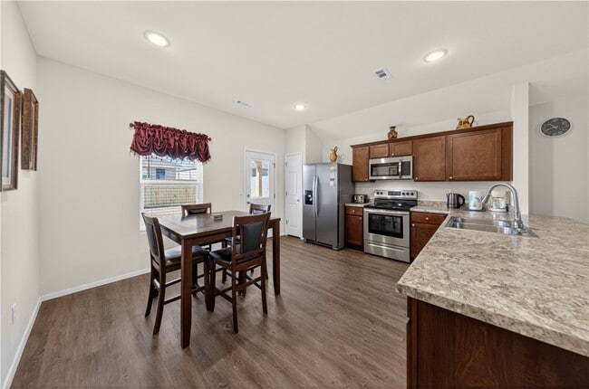 Building Photo - 8110 Dogwood Dr