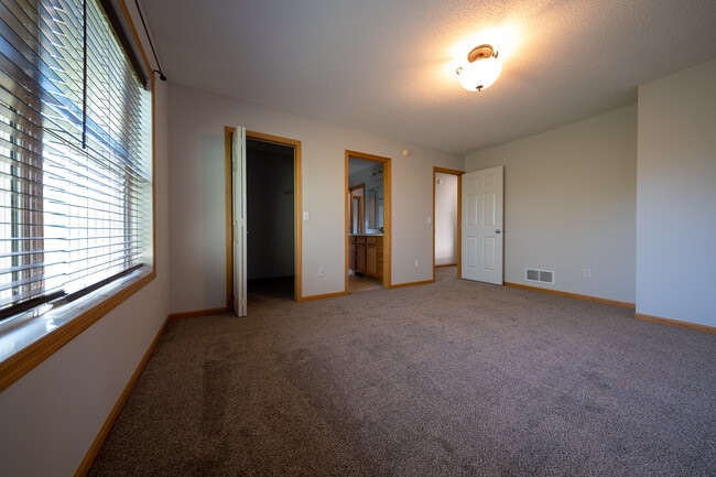 Building Photo - 12101 Waconia Cir NE