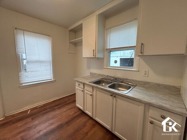 Building Photo - 5915 Farmbrook St