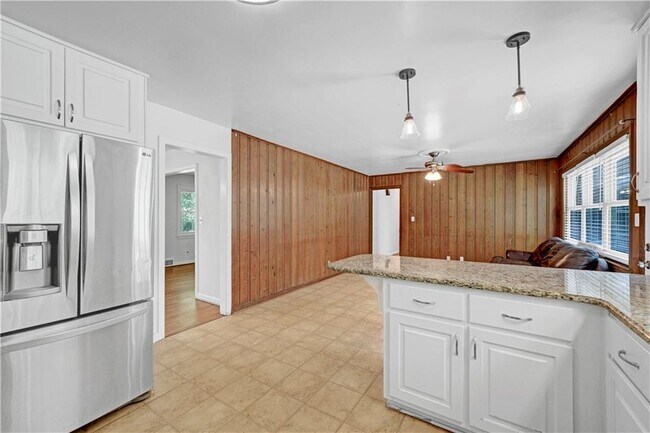 Building Photo - 2127 Desmond Dr