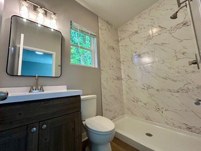 Building Photo - Charming 3-Bedroom 2 Bathroom Duplex in th...