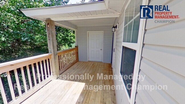 Building Photo - 3 BD/2 BA Upper Unit Condo in Hawthorne Park