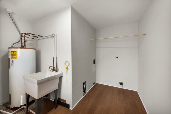 Building Photo - 2700 Queenswood Dr