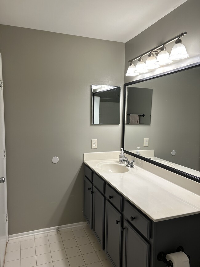 Main Bathroom - 1725 Ascot Way