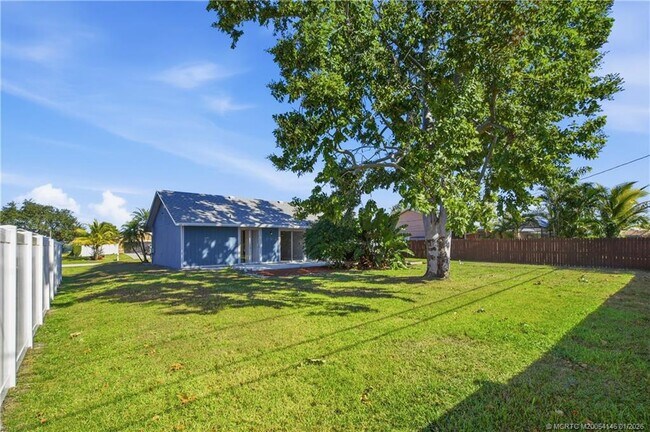 Building Photo - 1074 SW Jennifer Terrace