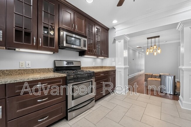 Building Photo - 528 S Curley St