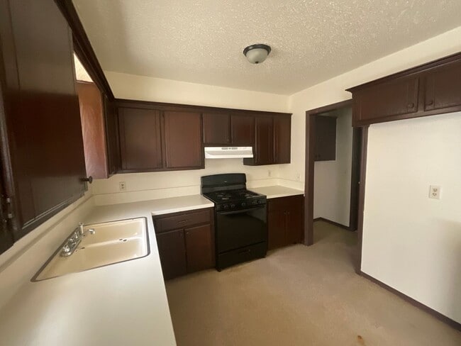 Building Photo - 3 bedroom 1 1/2 bath