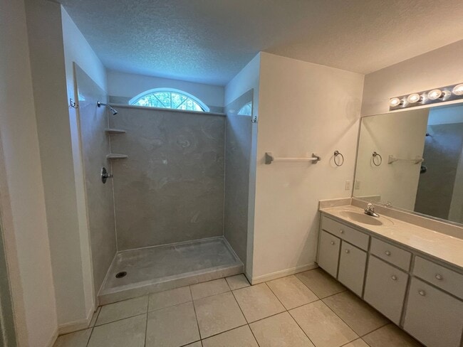 Building Photo - 3 Bedroom 2 bath 2 Car Garage situated on a large Corner Lot in SW Ocala