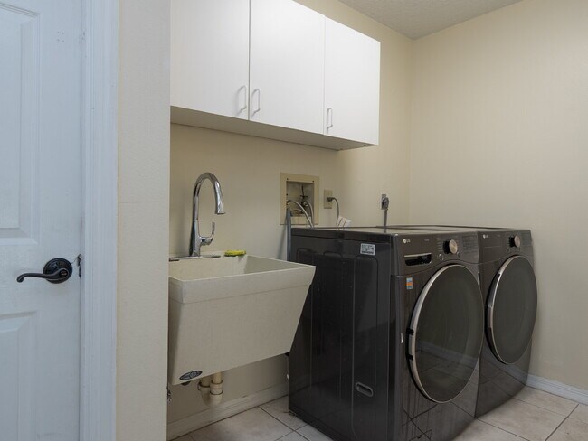 Building Photo - Enjoy Florida living in this spacious 3BR/...