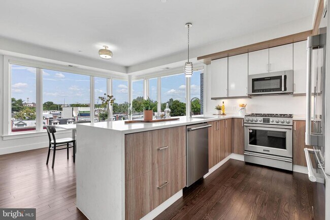 Building Photo - Sunny & Spacious NoMa penthouse with off-s...