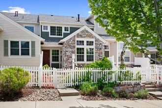 Building Photo - Recently Updated 3 Bedroom 2 Bath Home - B...