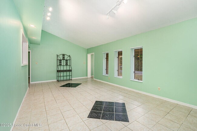 Building Photo - 2155 Palm Ave