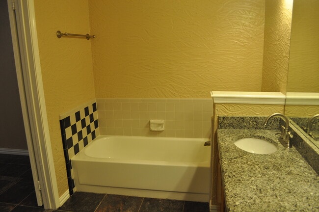 Building Photo - 2906 Kingswood Dr