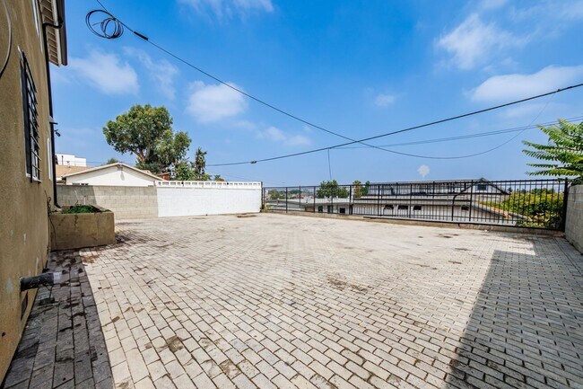 Building Photo - Spacious 4-Bedroom, 3-Bath Home – Modern U...