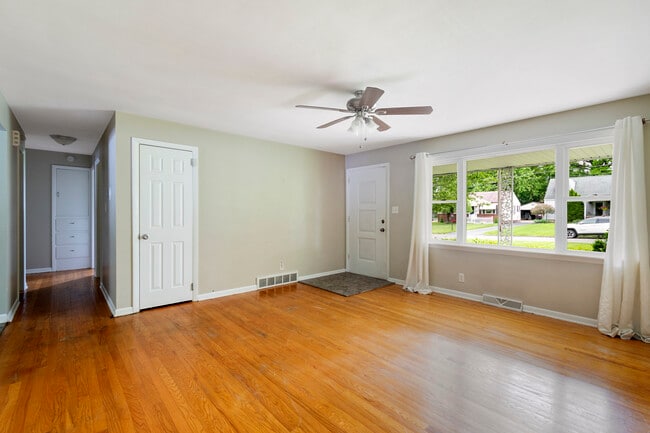 Building Photo - 7116 Claybourne Ave