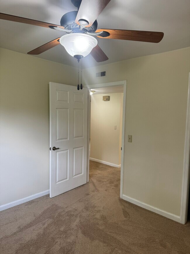Building Photo - 369 Deer Lake Dr