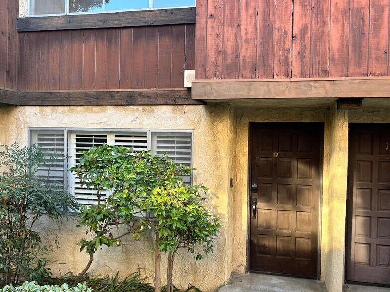 Building Photo - 13112 Moorpark St