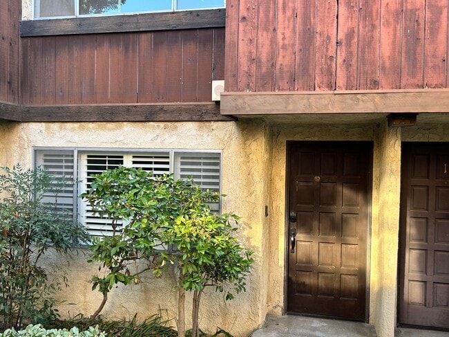 Building Photo - 13112 Moorpark St